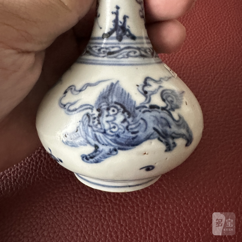 明正德 青花瑞狮纹长颈瓶 - 图13
